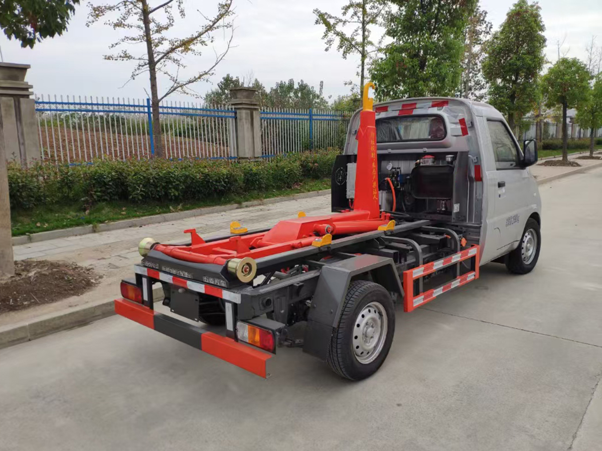   五菱新能源純電動(dòng)勾臂垃圾車