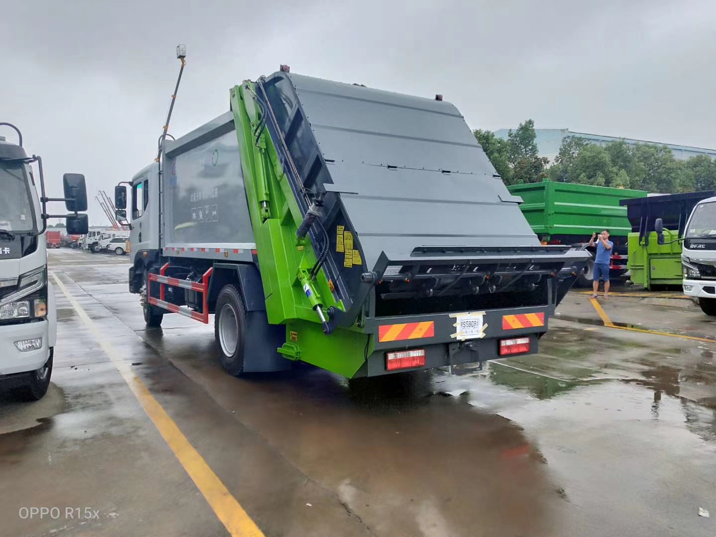 國(guó)六12立方東風(fēng)D9 壓縮垃圾車