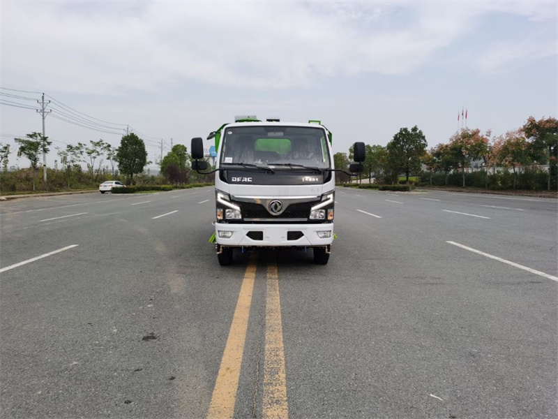 東風(fēng)多利卡3308軸距洗掃車